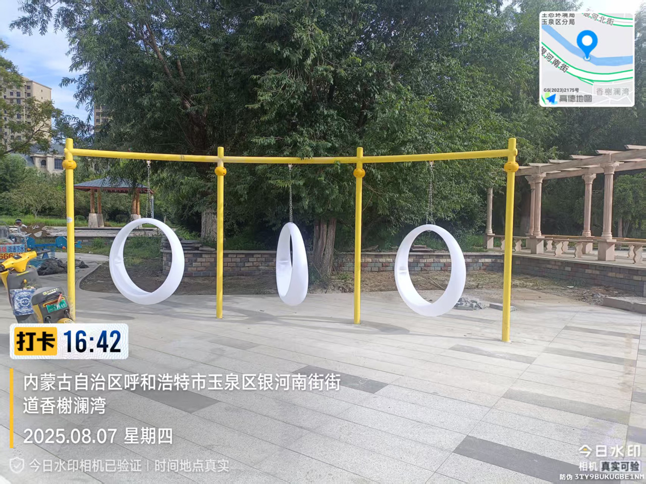 户外月亮秋千设备